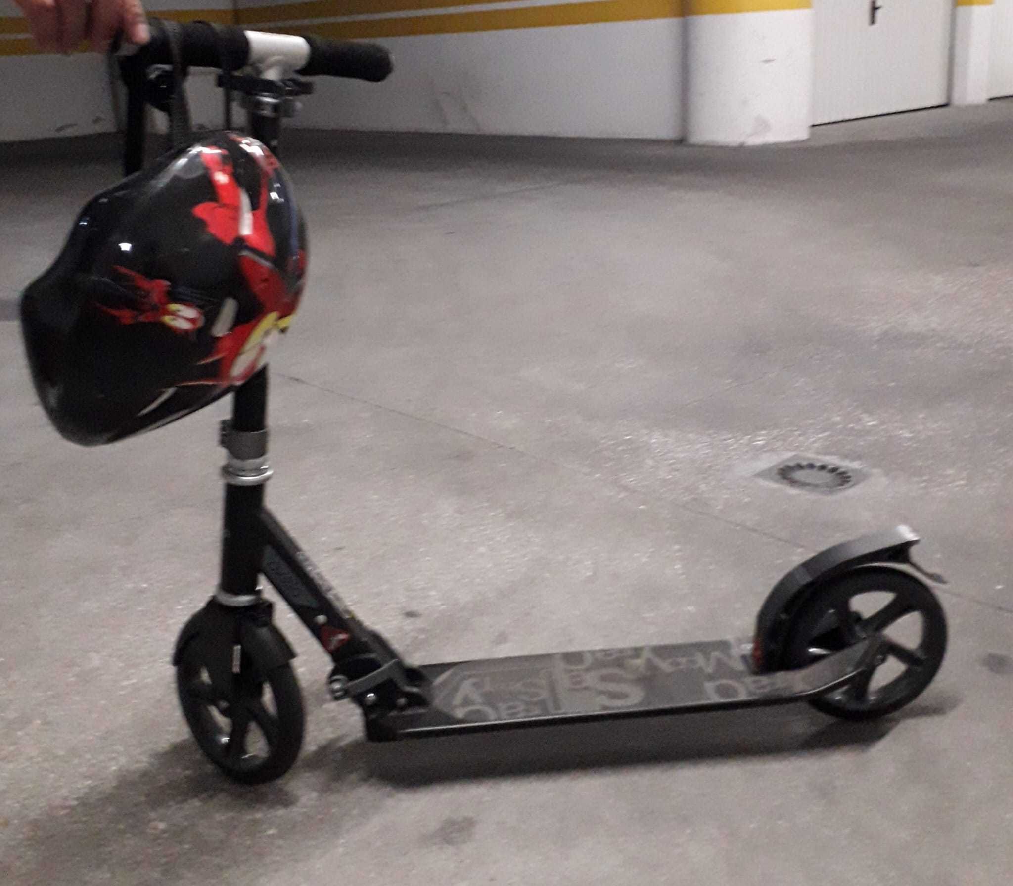Trotinete para Criança com guiador extensível e capacete