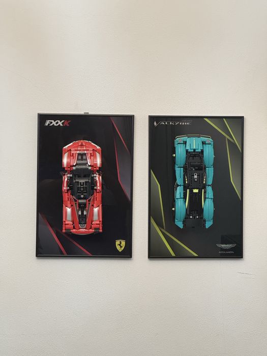 Dois quadros de exposiçao lego alumium ferrari e auston martin