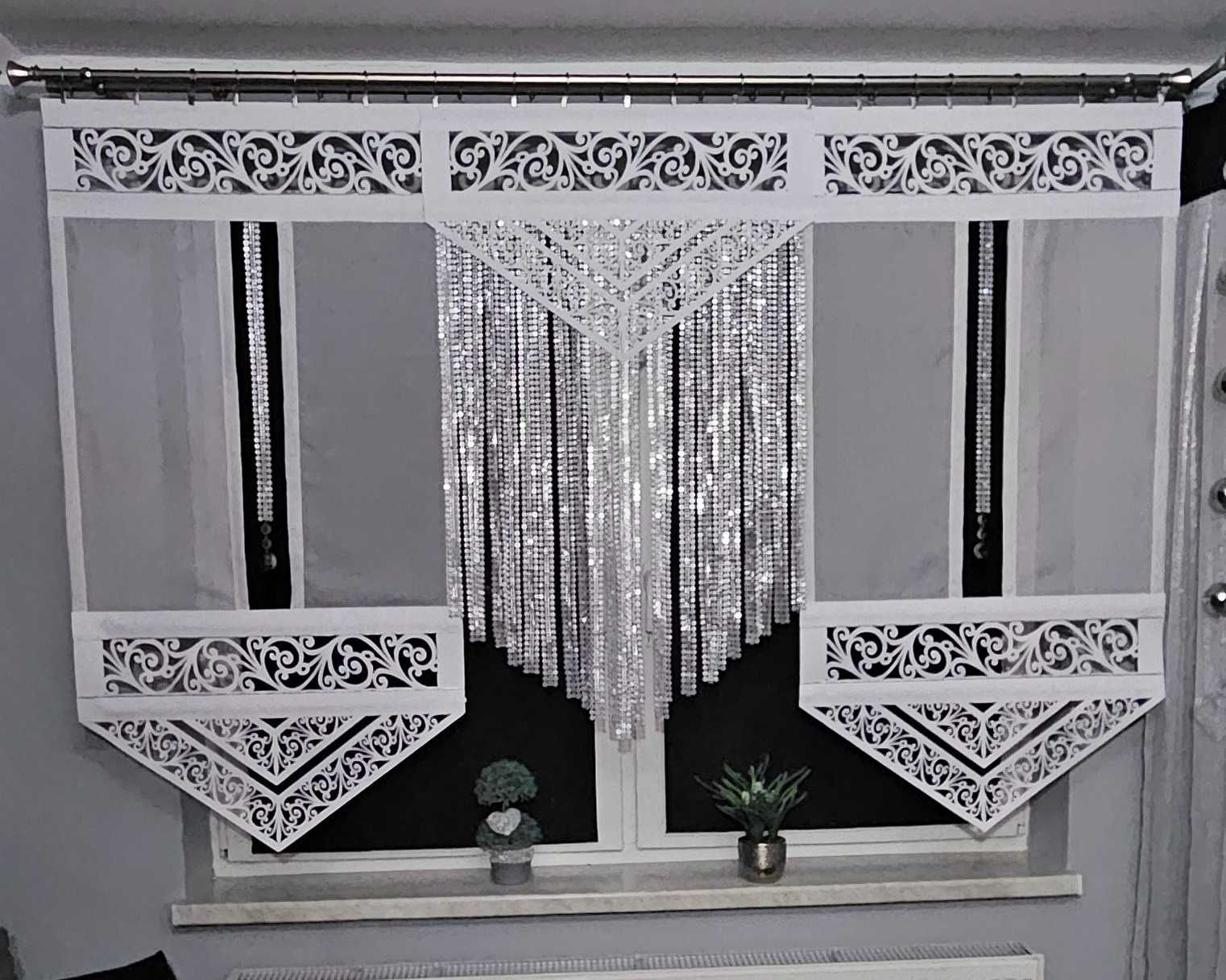 panel ażurowy z zawieszkami