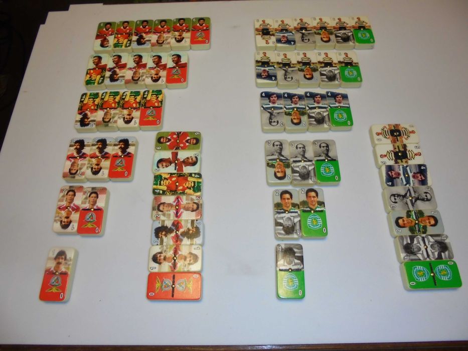 2 conjuntos de dominós Glórias do Benfica e do Sporting