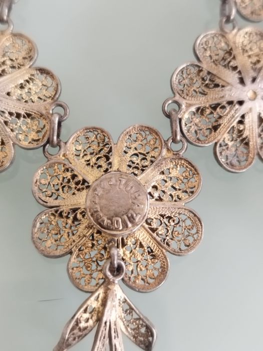 belíssimo colar antigo português em prata muito bom estado excepto o