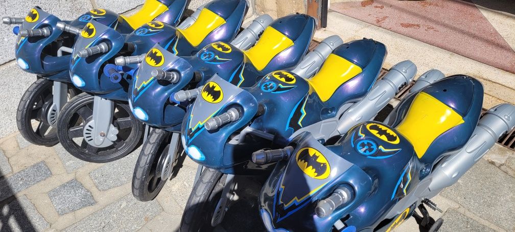 Vende-se motas infantis Batman.