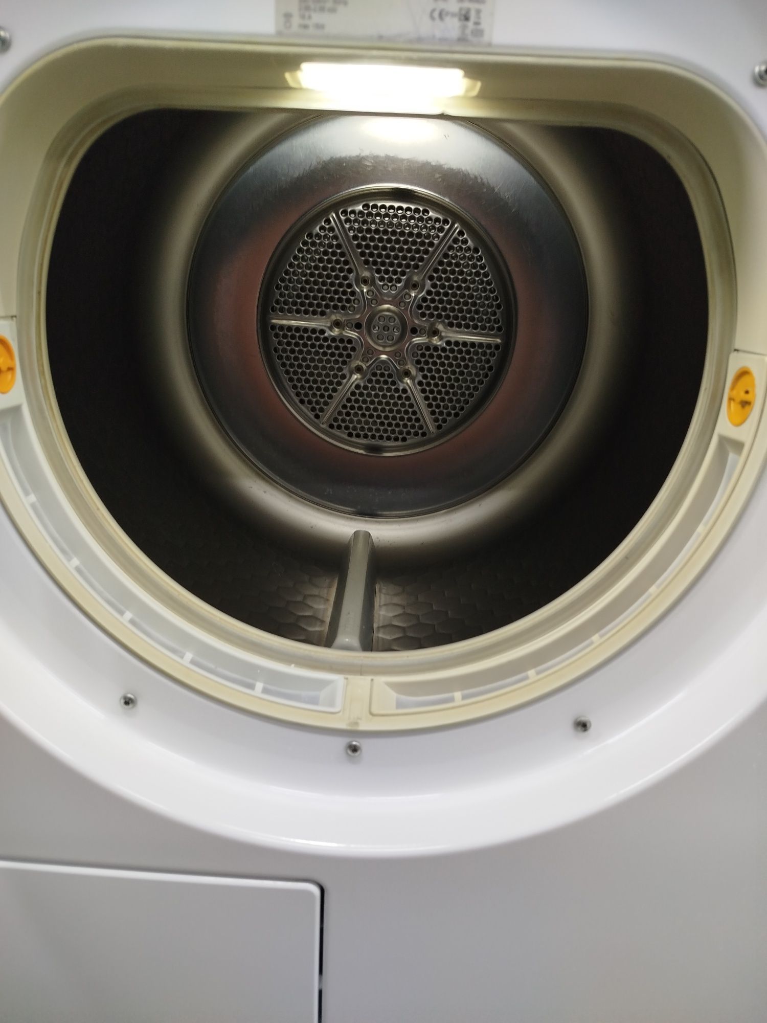 Сушка для одягу фірми Miele