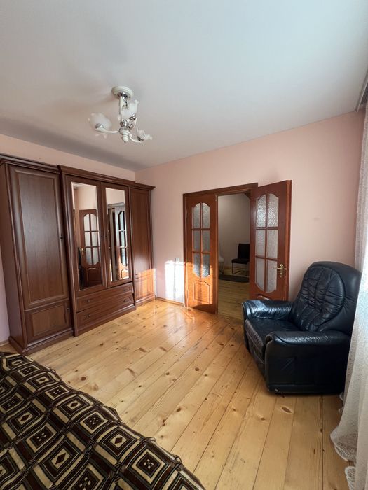 Півособняк із земельною ділянкою поруч центру міста