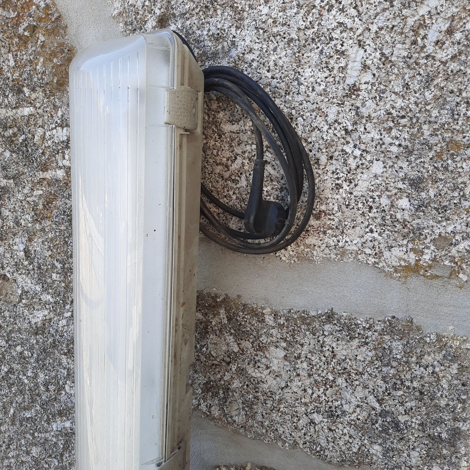Luz com tomada, em Travassós-Fafe