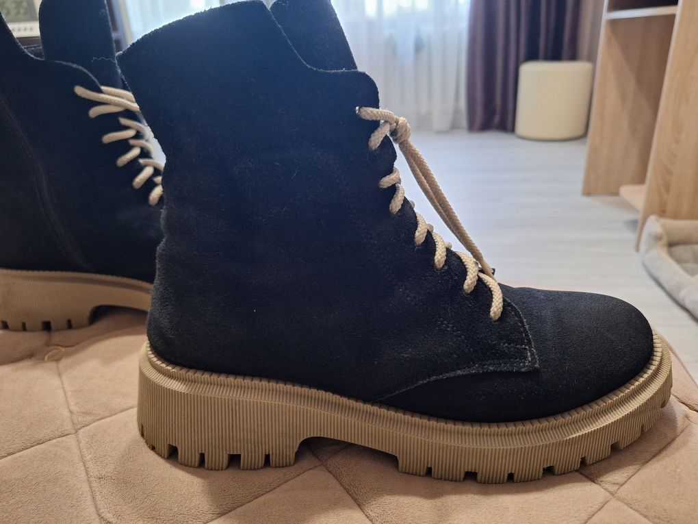 Продам женские ботинки.розмер40.