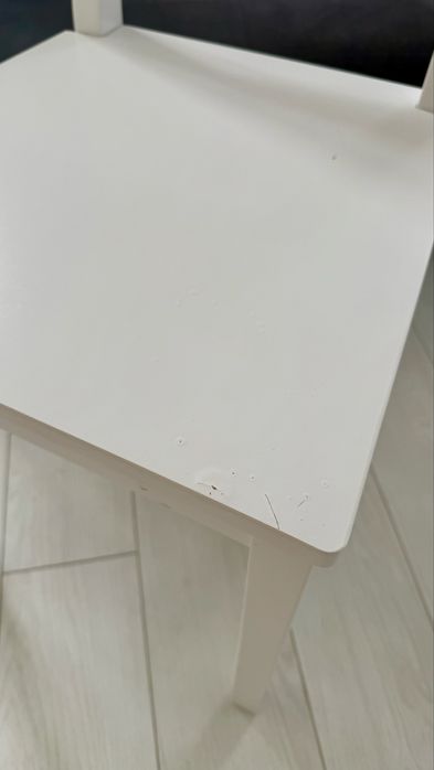 Białe, drewniane krzesła do jadalni/kuchni