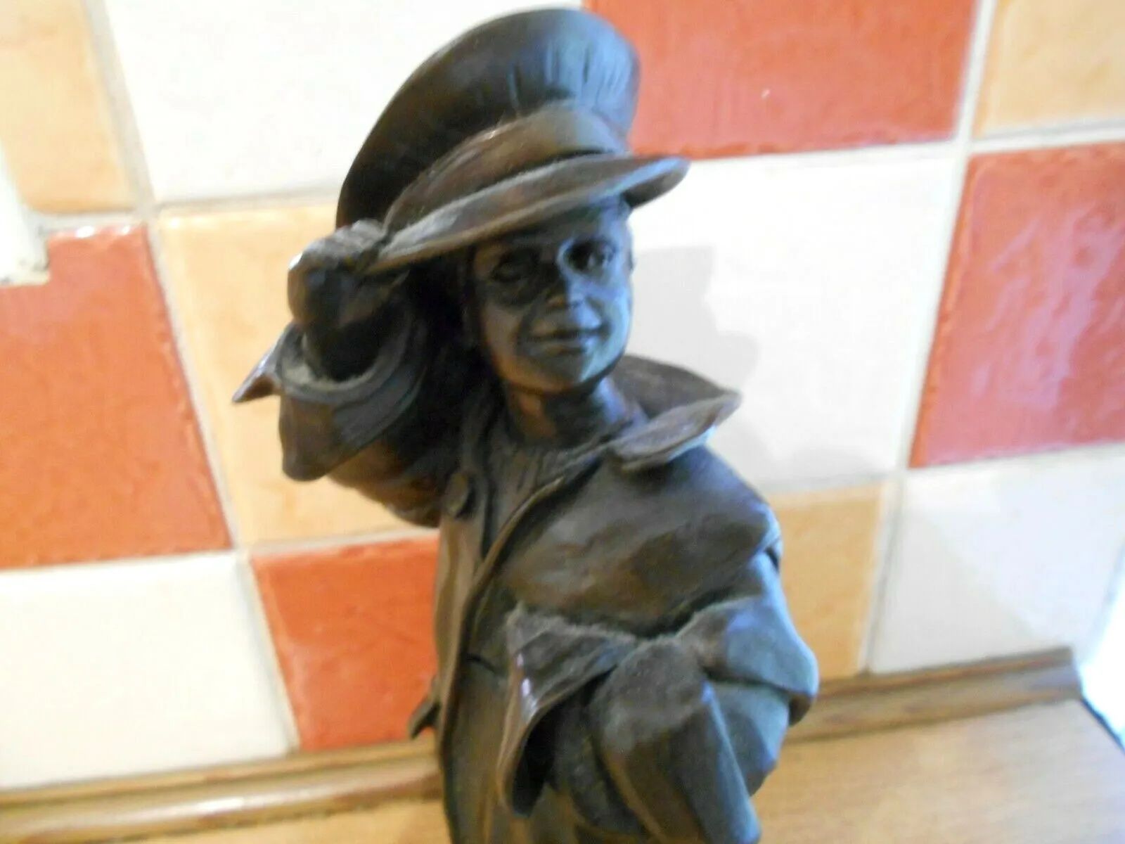 Вінтажна статуетка скульптора B.A. Ormond,  " хлопчик в уніформі"