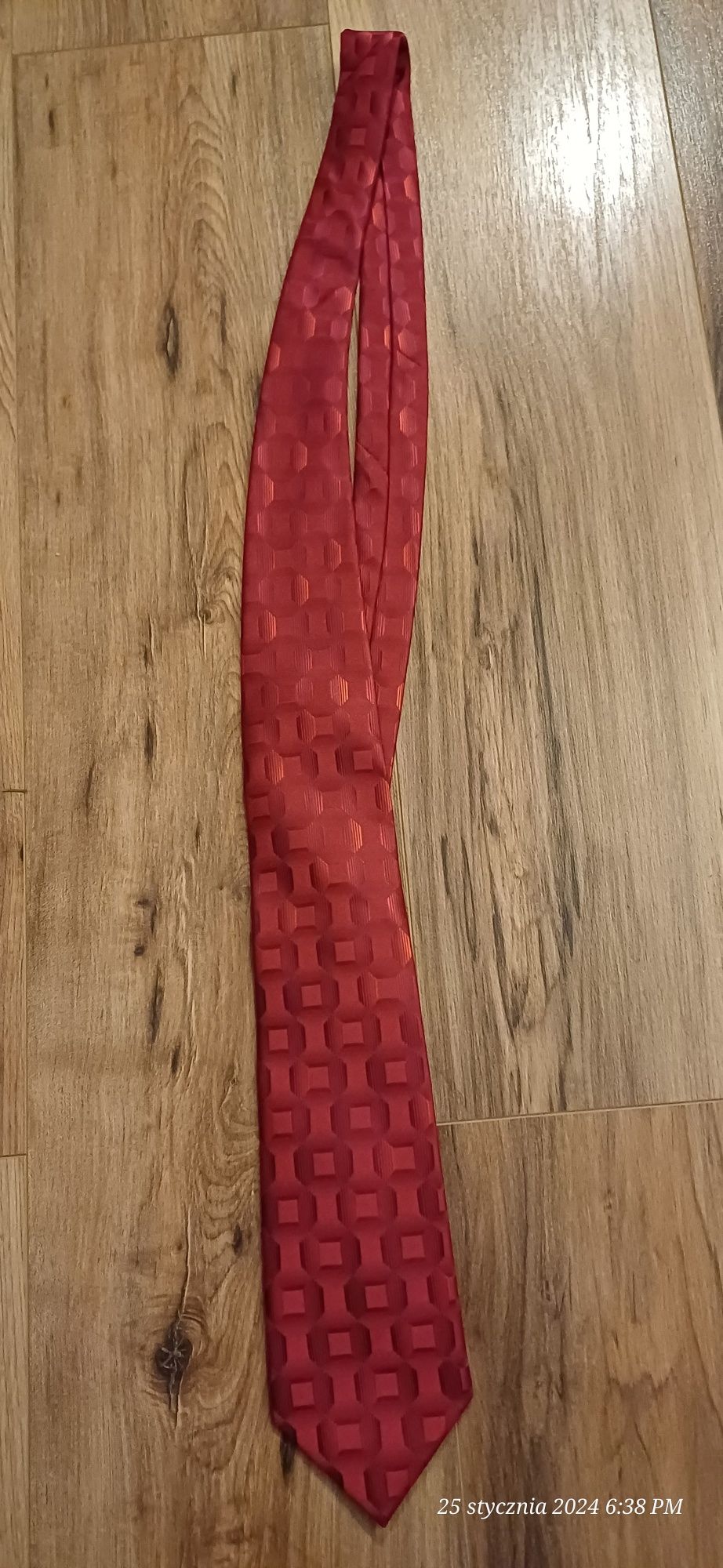 Czerwony krawat nowy