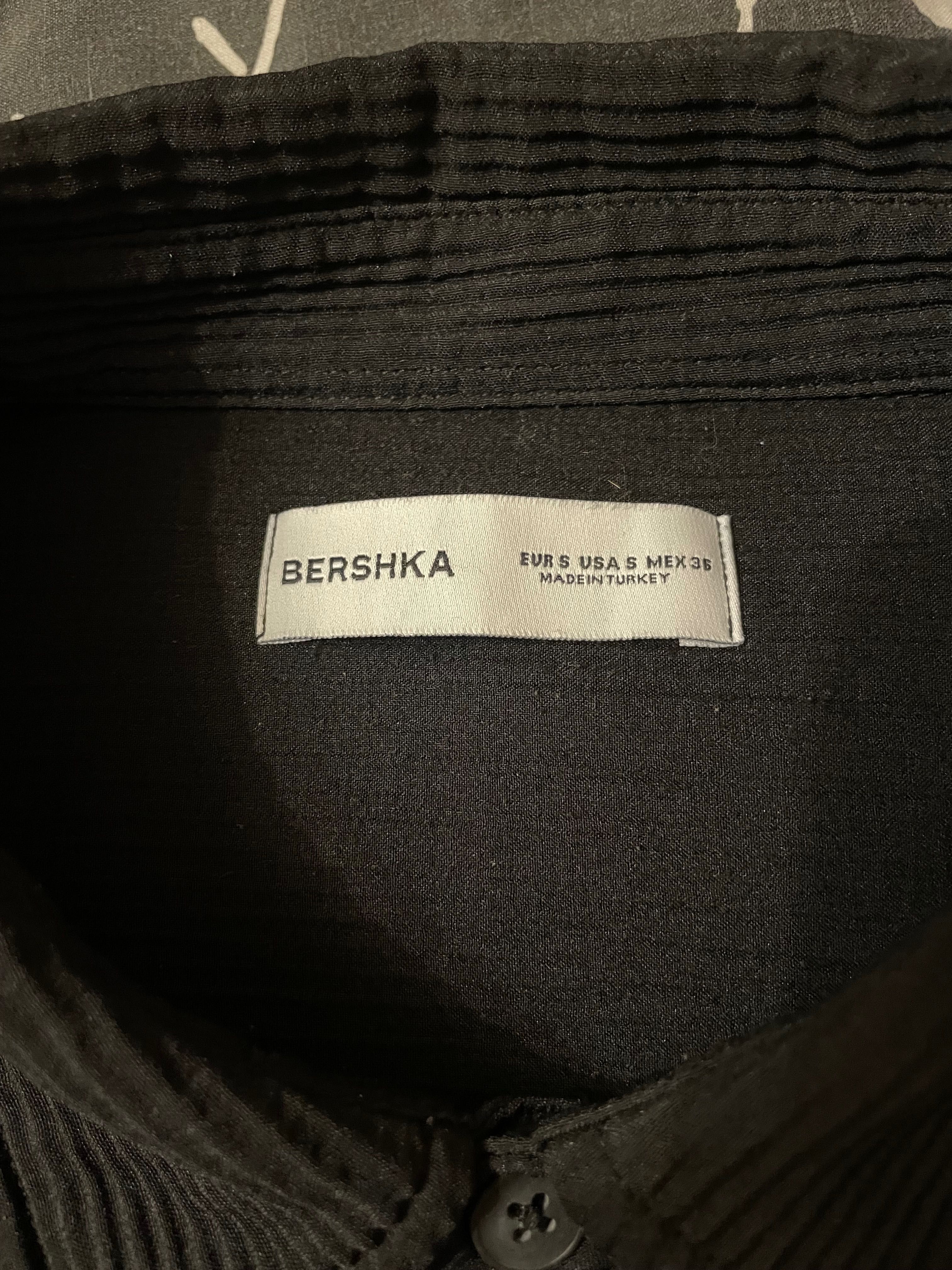 Рубашка bershka черного кольору