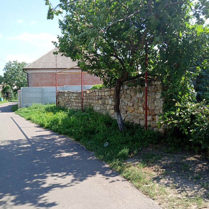 Усатово в центре села 4 сотки с маленьким домиком под капиталку.Асфаль