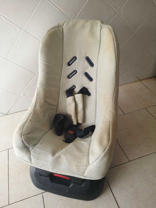 Cadeira auto para bebé.