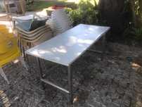 Mesa com estrutura inox