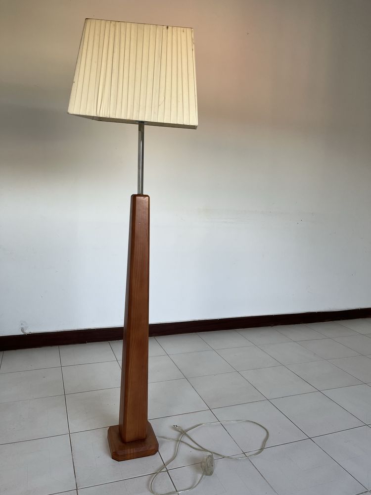 Candeeiro de pé com abajur