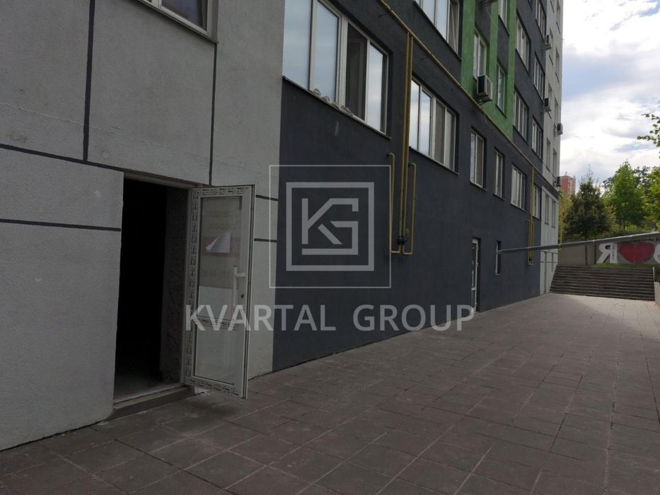 Продаж великого приміщення з окремим входом у заселеному комплексі