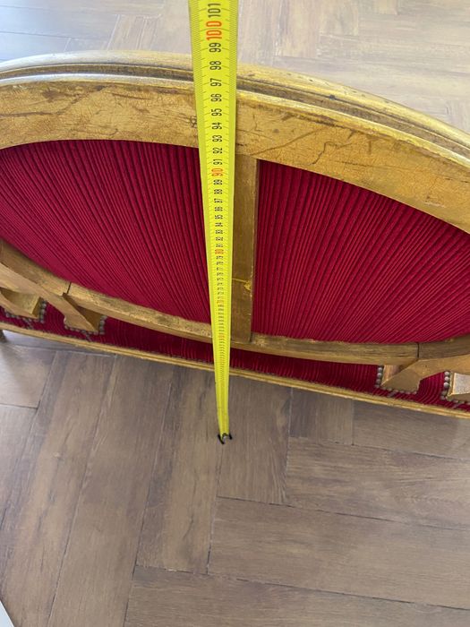 Sofá de encosto medalhão