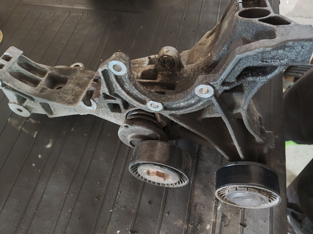 Łapa mocowanie alternatora sprężarki audi A4 b6 b7 1,9 A6 C5 passat B5