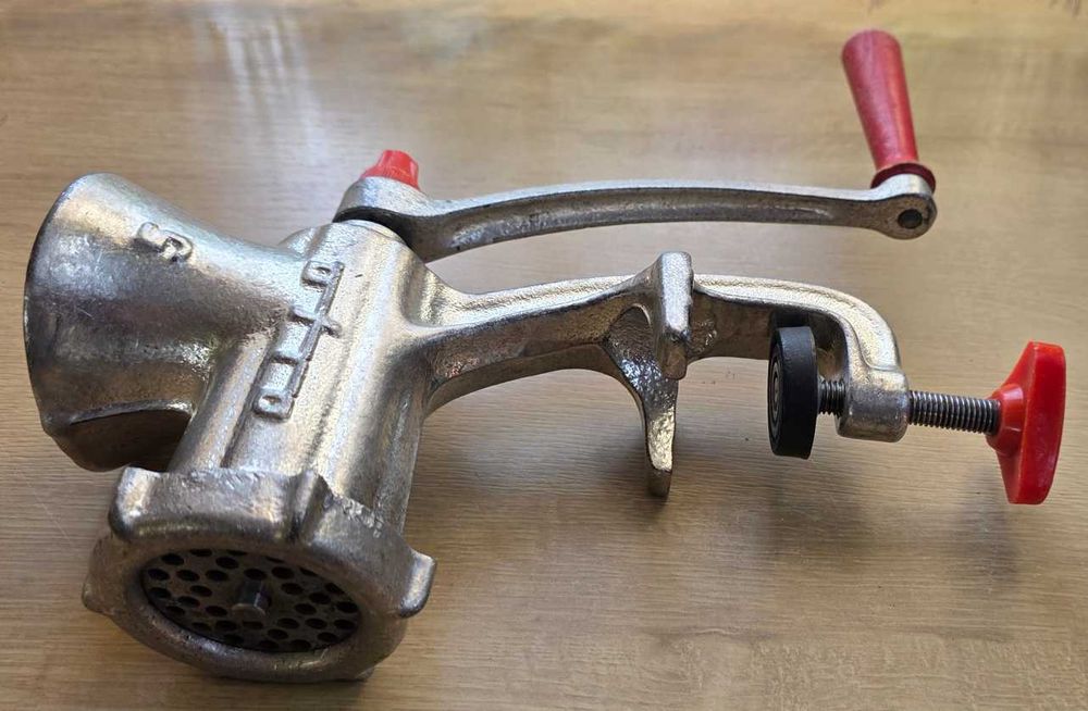 Maszynka ręczna do mielenia mięsa Alfa 5 (PRL) - świetny stan