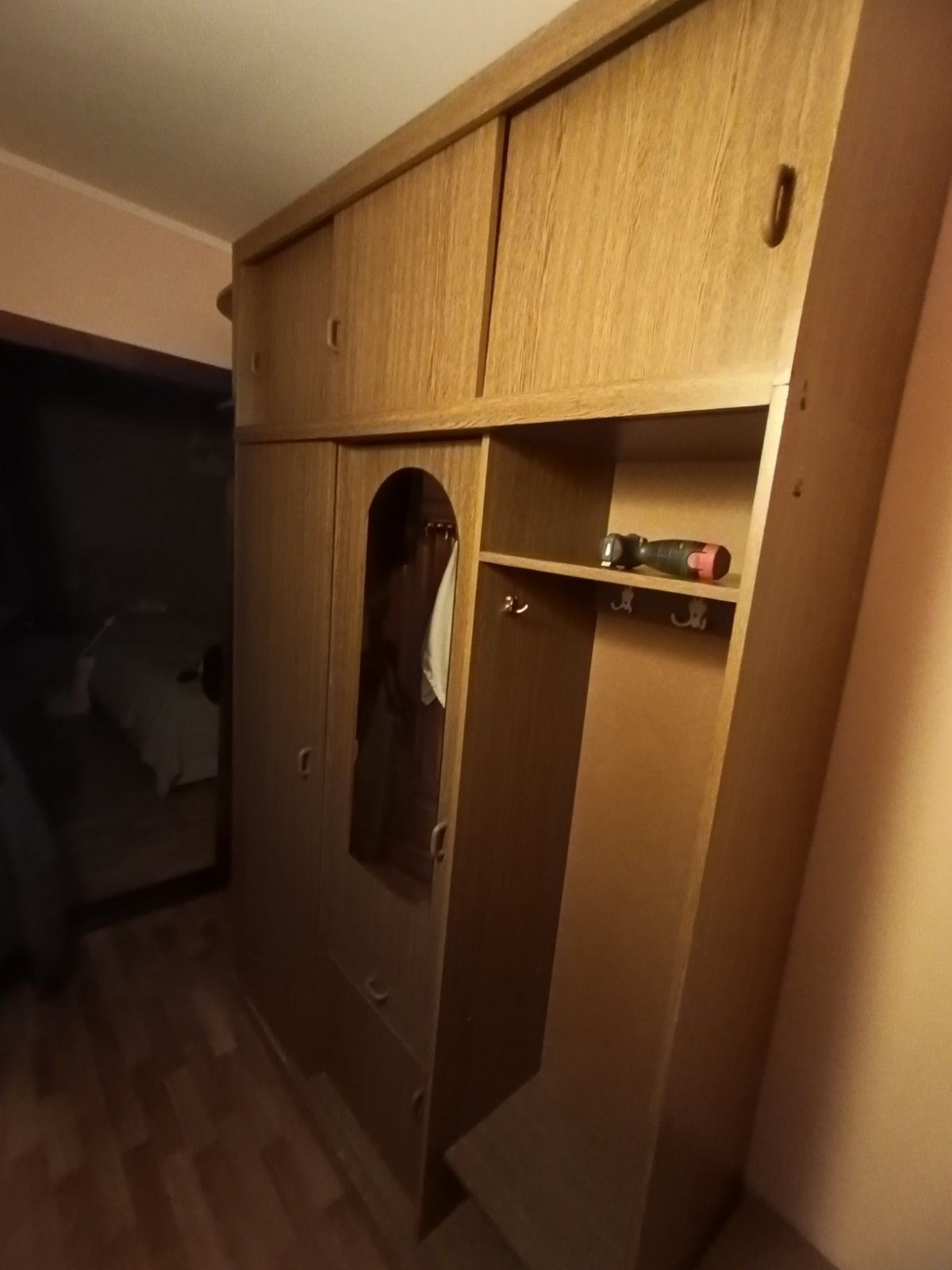 Шафа в прихожу або коридор