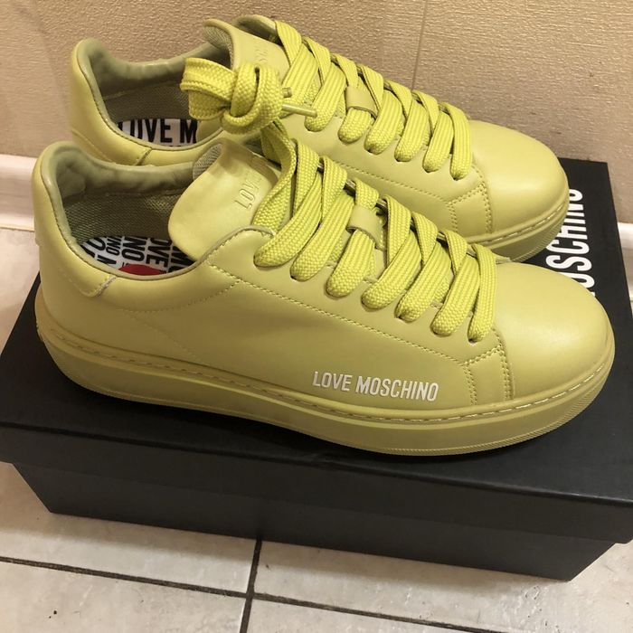 Шкіряні жіночі кросівки