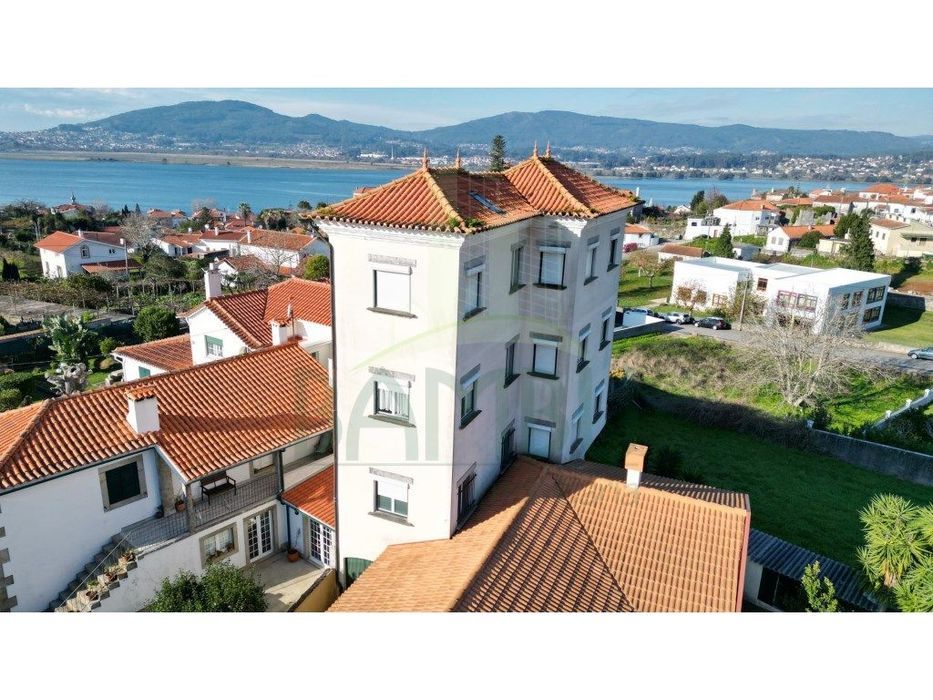 Moradia com vista Rio para venda em Seixas.