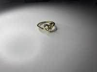 Pierścionek w kształcie serduszkiem z cyrkonią roz. 17,3