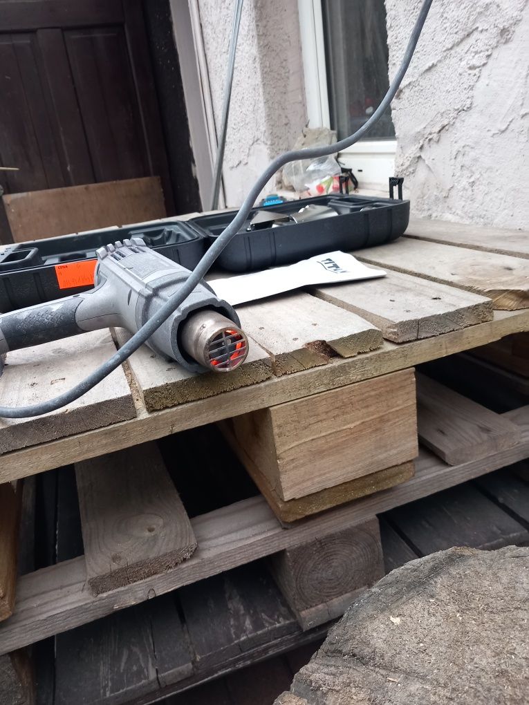 Opalarka elektryczna TITAN TTB773HTG 2000W