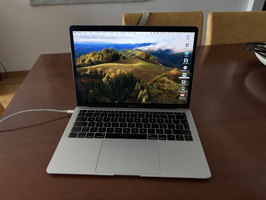 MacBook Air 13" Retina (2018) – Intel i5, 8GB RAM, 128GB SSD