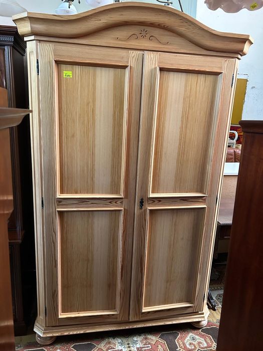 Drewniana 2-drzwiowa szafa