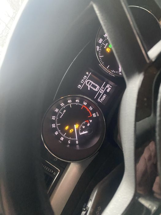 Авто повний привід,сама повна комплектація ,крім шкіри,сервісна книга!