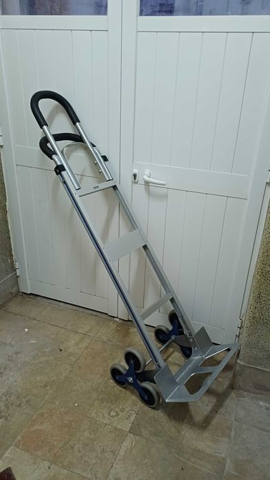 Carrinho sobe escadas