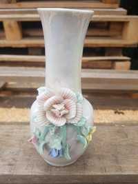 Wazonik z pięknym ręcznie zrobionym kwiatem