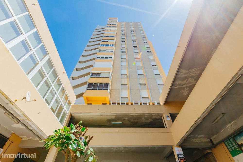 Loja para venda em Marvila, inserida numa galeria comercial.