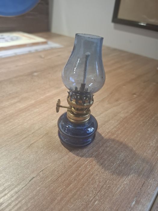 Mała, niebieska lampa naftowa