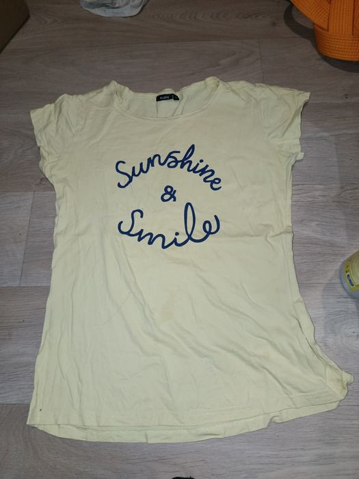 Жовтенька футболка на літо з написом.