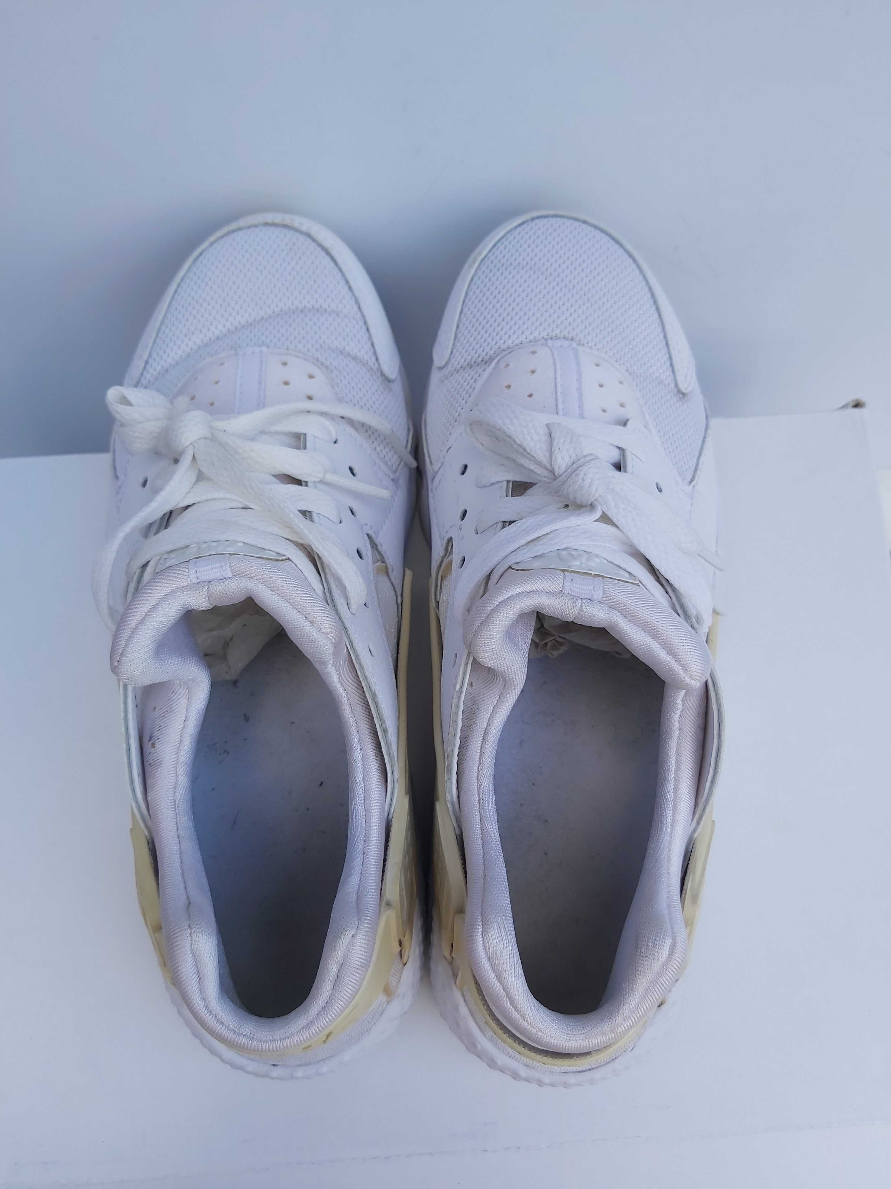 Buty sportowe NIKE białe 39 huarache run