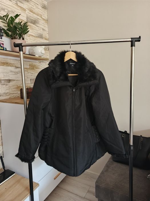 Czarna kurtka ze sztucznym, połyskującym futerkiem • rozm. 44 Marisota