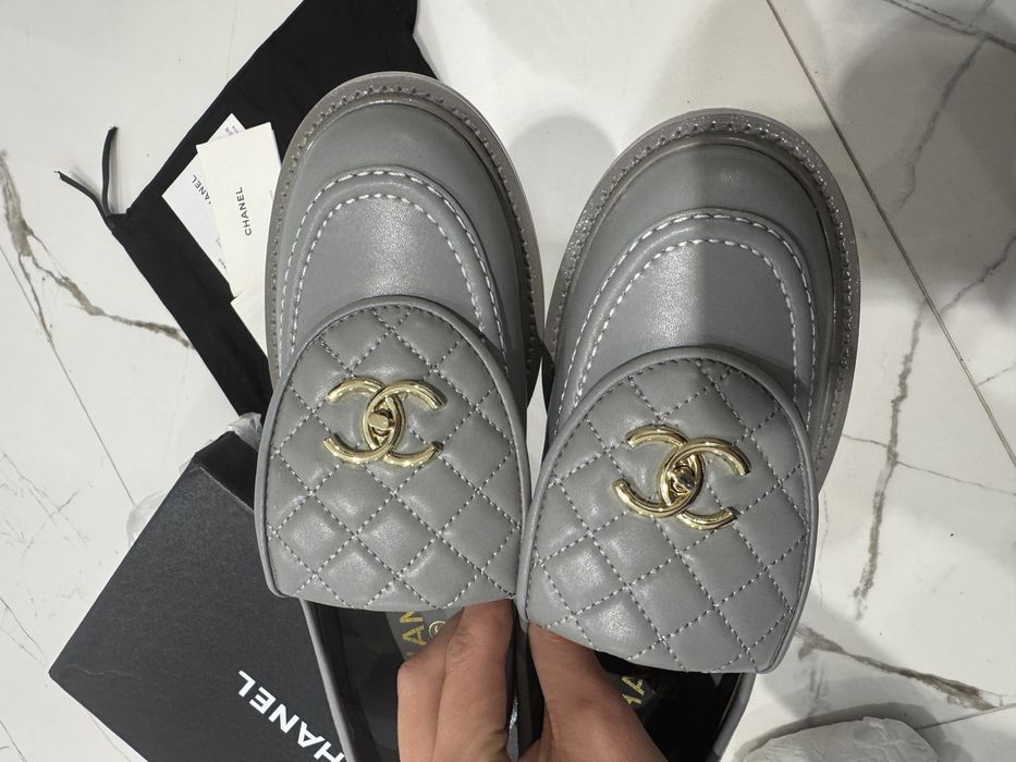 Лофери Chanel сірі трендовий колір