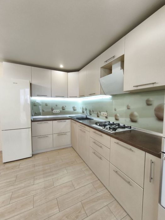 Продам 3 к кв Днепровская Брама 1