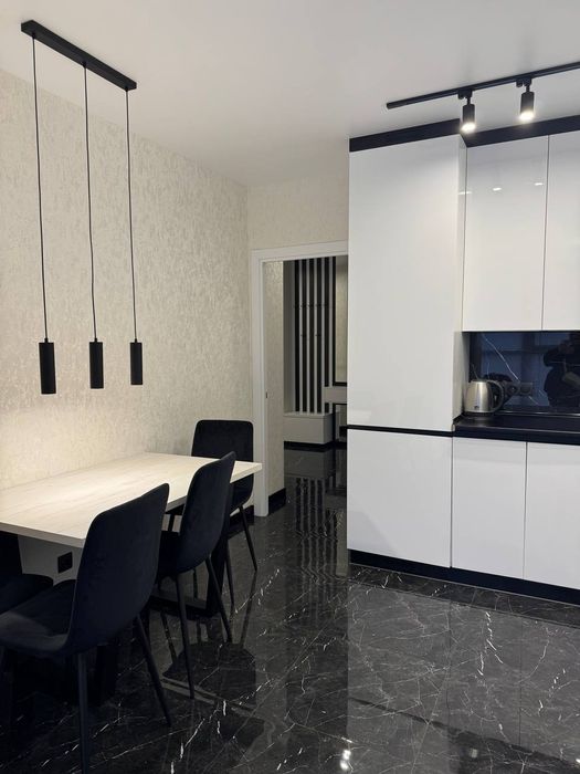 Здається   2к ЖК Віницький
Площа 67кв м
Поверх 9/9 ще є тех поверх
Дор