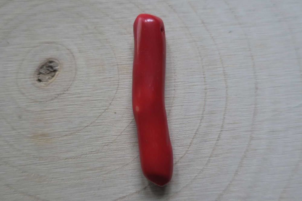 Wisiorek czerwony koral 6,8 cm