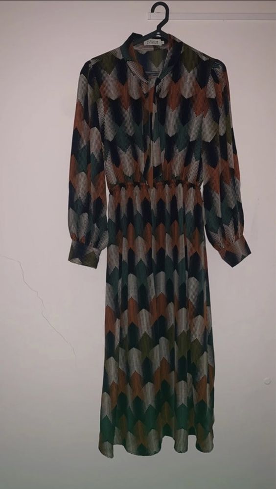 Vestido abaixo do joelho de marca