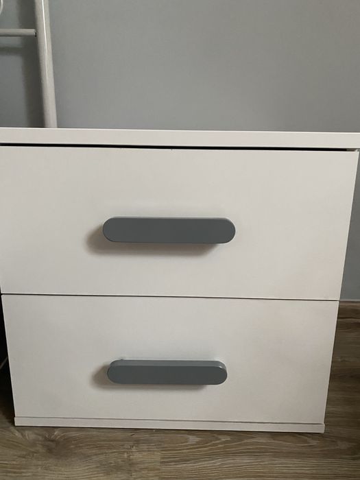 stolik nocny z szarymi uchwytami