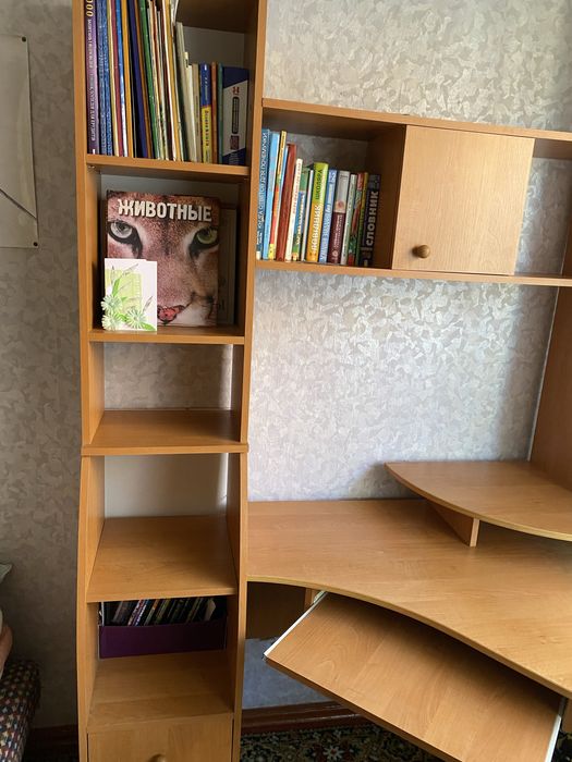 Кутовий стіл з надбудовою та пеналом