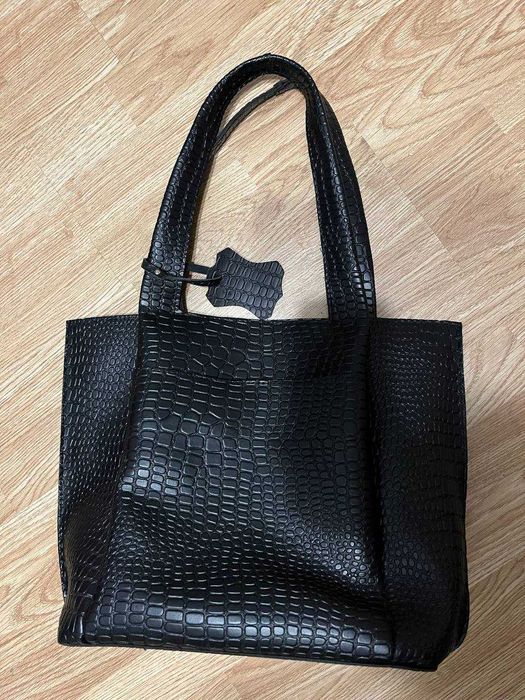 Сумка-шоппер чорна з тисненням “під крокодила”