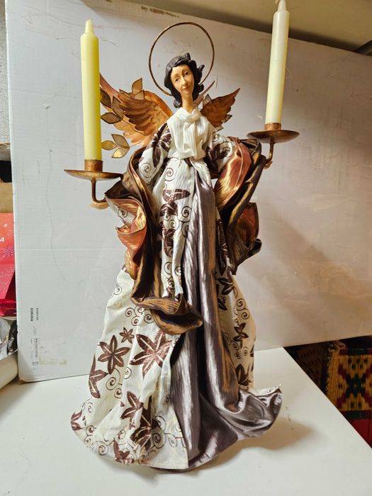 Anjo decorativo artesanal, em resina, com suporte para duas velas.
