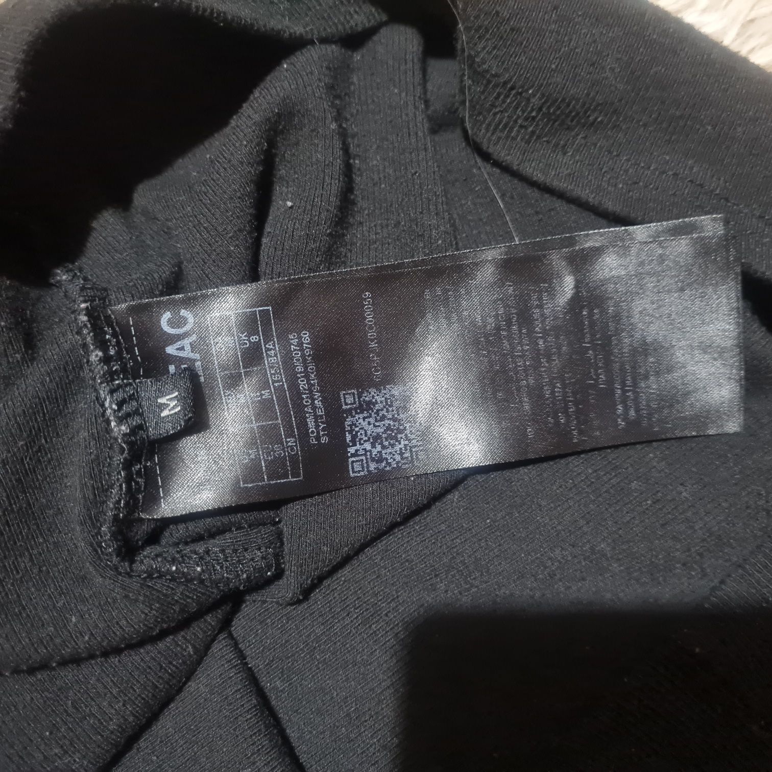 Guess czarna sukienka sweterkowa prążkowana z długim rękawem logowana