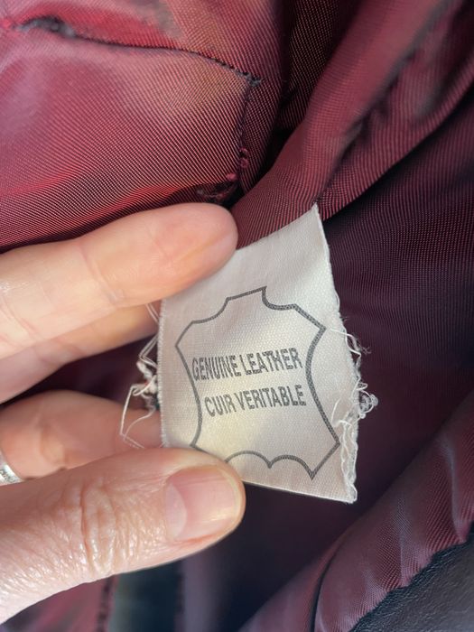 Casaco comprido de cabedal preto.