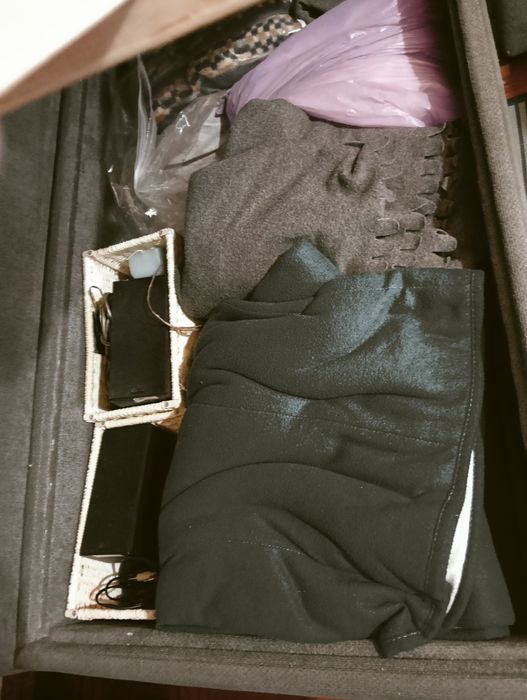 Sofá chaise lounge cinza com baú e 1 puff