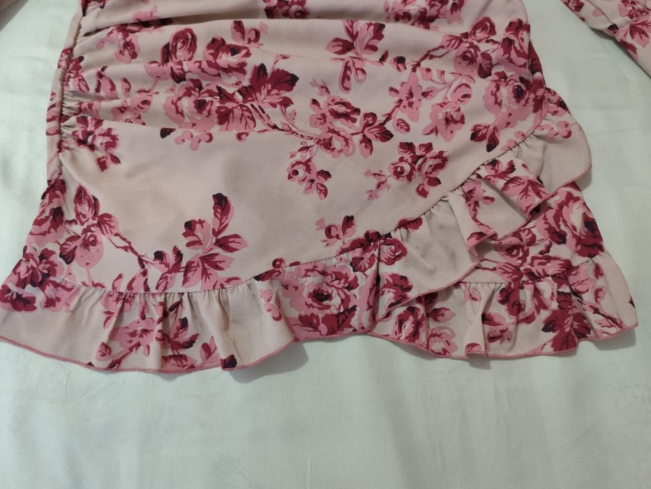 Vestido beje com flores rosa